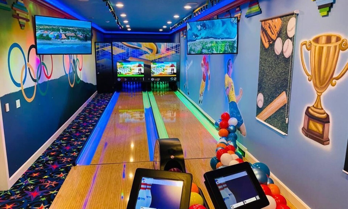 Kissimmee House | 2 Side-by-side homes w Bowling, 1GB wifi, videowall TVs, ensuites, sleep 80