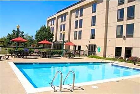 Clinton Hotel | 2-Star Hotel ∙ Hampton Inn Clinton