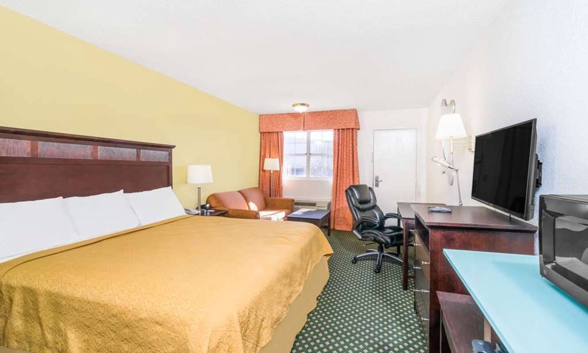 Lookout Valley Neighborhood Association Hotel | 2 Two Queen Stay w/Free Breakfast Near Lookout Mountain & Ruby Falls