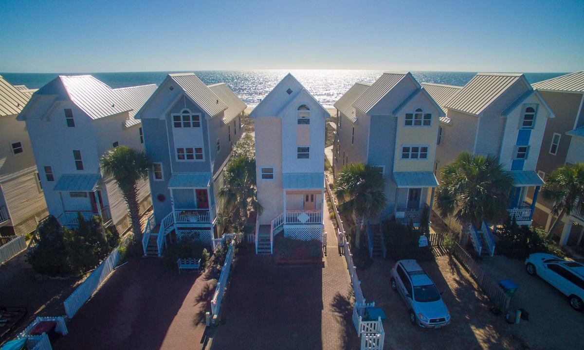 East End House | 20% OFF FALL! Pet Friendly, 3BR/3BA, Easy Walking Distance to Shops