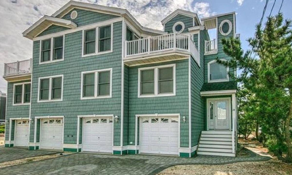 The Dunes House | 2026 Calendar Open - Summer Weekly Rental - 5 Houses from the Beach