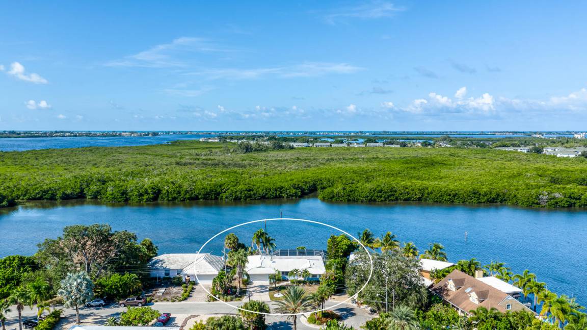 Whitney Beach House | 213 m² House ∙ 4 bedrooms ∙ 8 guests