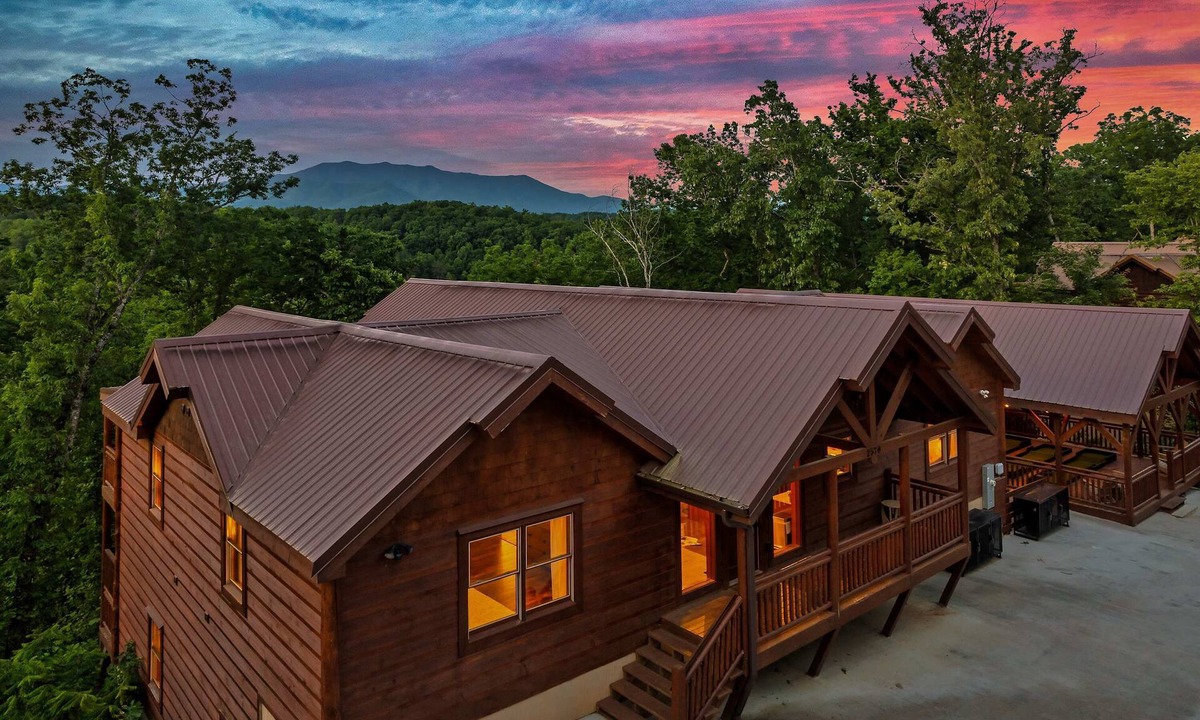 Caton Cabin | 24 Guest 8 Bedroom | Huge Bedrooms | Pool | HotTub