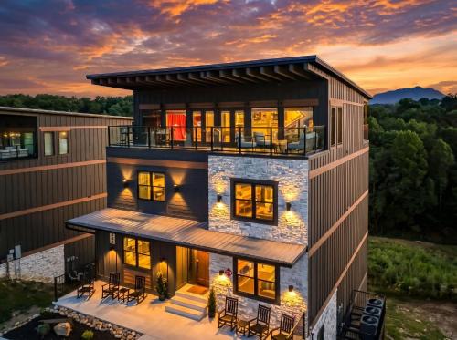 Sevierville House | 26 Guest - Resort Waterpark - 6 Bedroom - Htd Pool