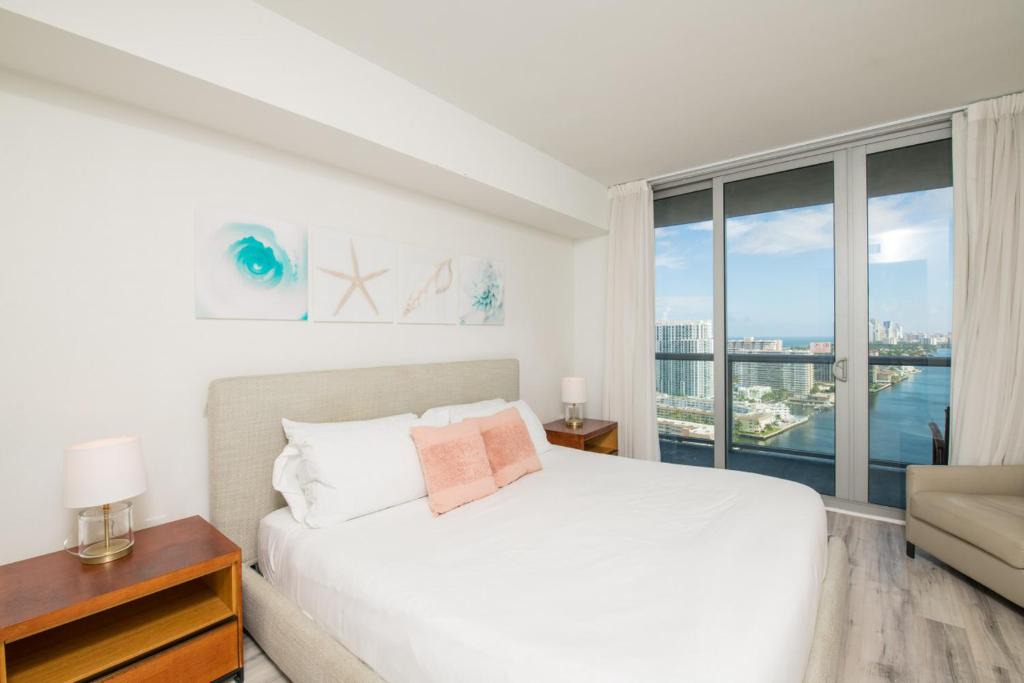 Hallandale Beach House | 2803AB Chic 2 BR 2BTH Water Views Modern Kitchen Suite Balcony Gym Pool