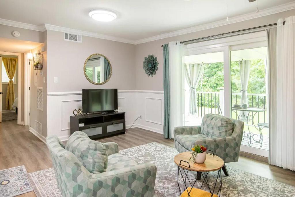 College Park Apartment | 2BD - 5min to Airport - 3A