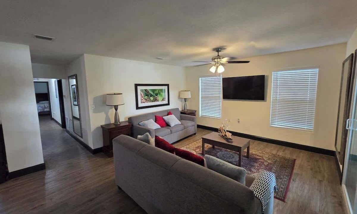 Heathrow Apartment | 2Bed 2Bath Lake Front Jewel