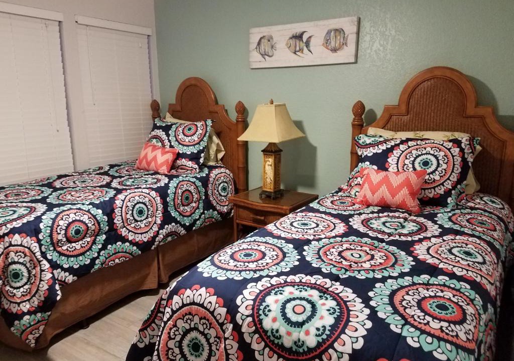Gulf Gate Estates Apartment | 2BR/1BA Sienna Park Apartment