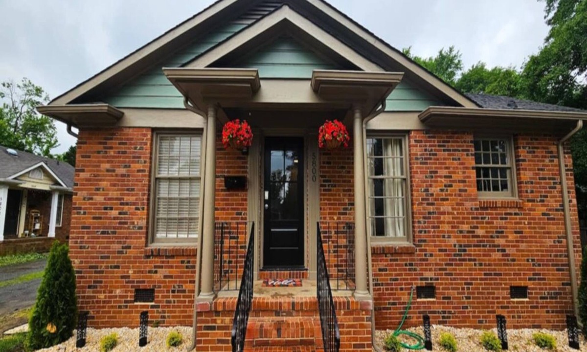 Charlotte House | 2BR Duplex with Massive 86in TV