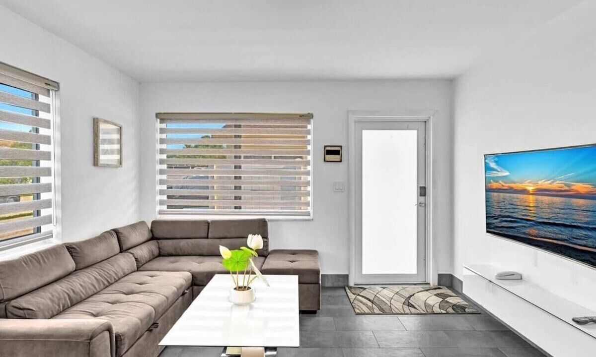 Davie House | 2BR Lakeside Getaway - Peaceful Waterfront Stay