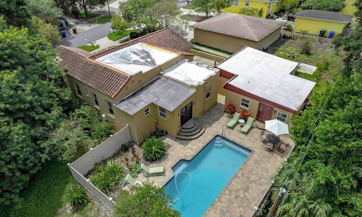Lakeland House | 2x Private Properties + Pool