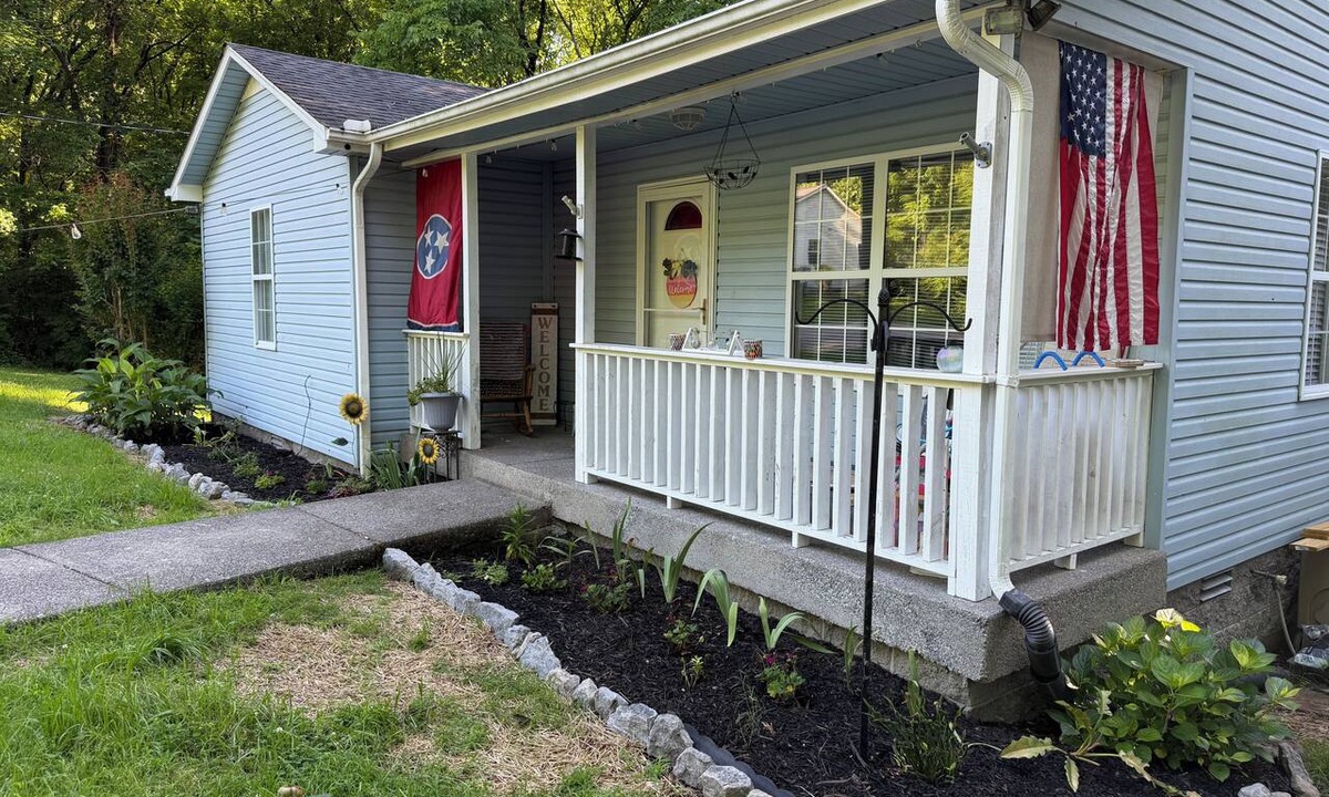 Pegram House | 3-bed/1-bath Home in charming Pegram - TriStar Tribe Country Cottage