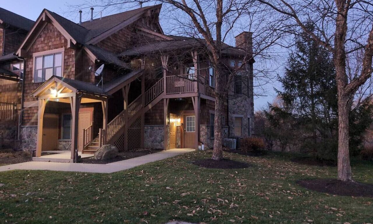 Vernon Apartment | 3 Bed 2 Bath on the Sanctuary side, cozy retreat