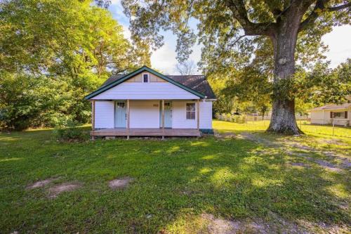 Decherd House | 3 bed 2 bath Renovated Home Near the Lake