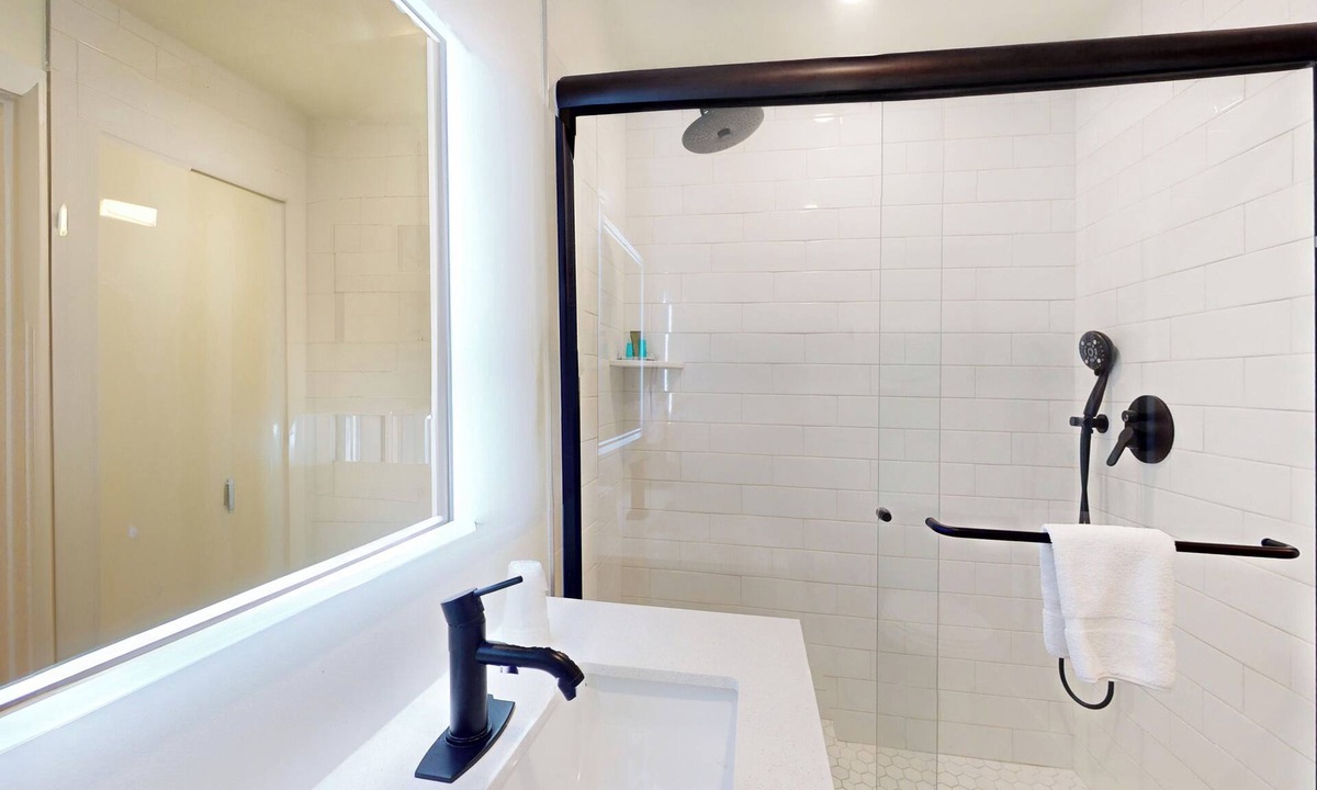 North End Apartment | 3 Bedroom 2 Bath Family Apartment (401/402)