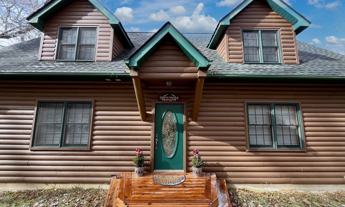 Wolf Laurel Cabin | 3 Bedroom + 3.5 Bath Beautiful Log Cabin with Fireplace + Stunning Mountain Views!