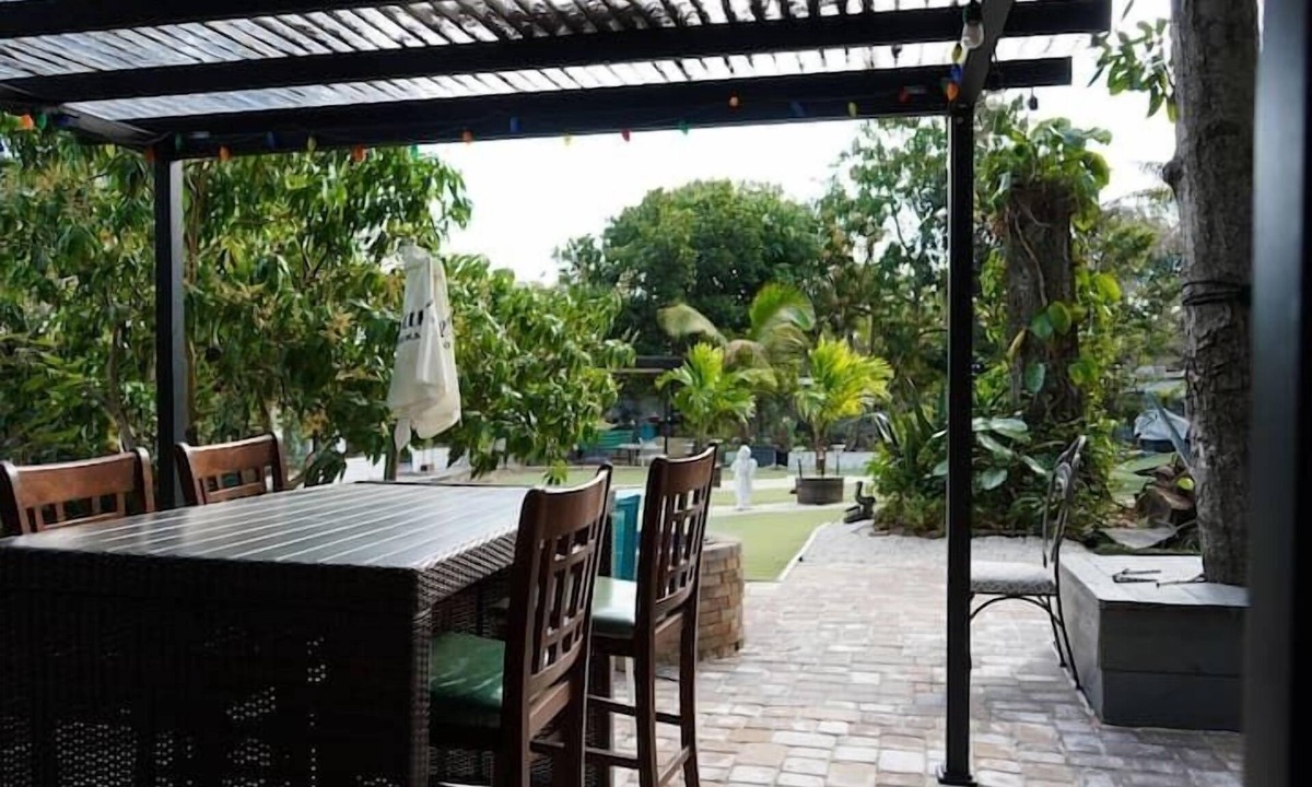 Bayview Apartment | 3 Bedroom 803872 by Houzlet