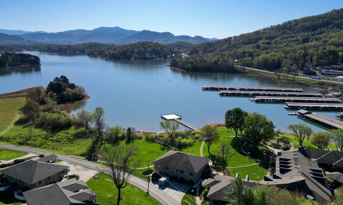 Young Harris Condo | 3-bedroom condo in perfect Young Harris/Hiawassee with Lakefront view.