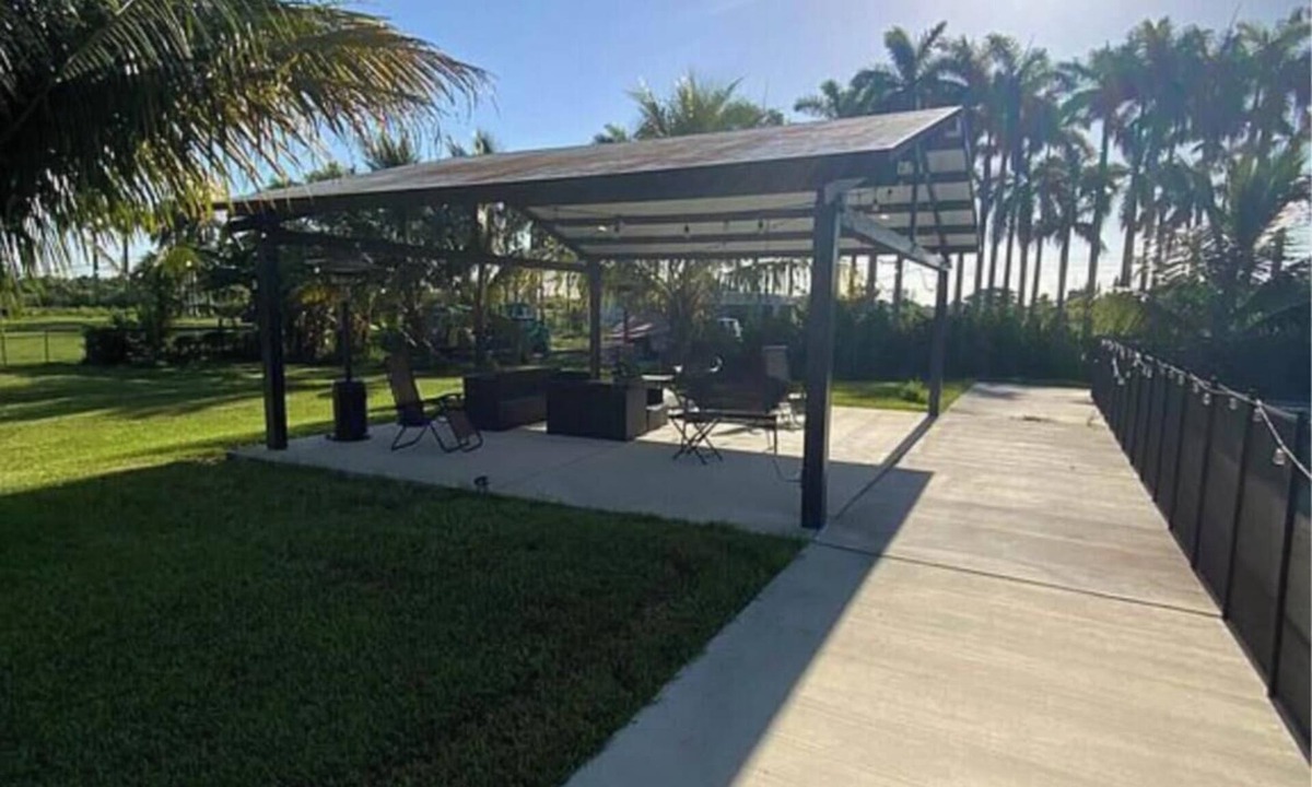 Ludlam House | 3-bedroom farmhouse in peaceful Miami with cool vibes