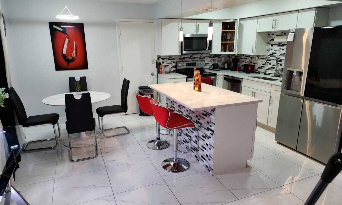 North Lauderdale House | 3 Bedroom House with King Bed