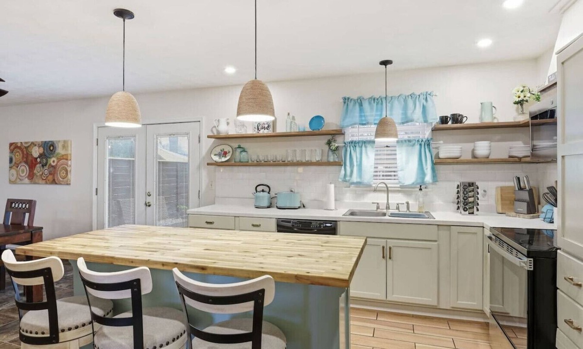Greer House | 3 Bedroom House - Amazing Location, Pet Friendly!