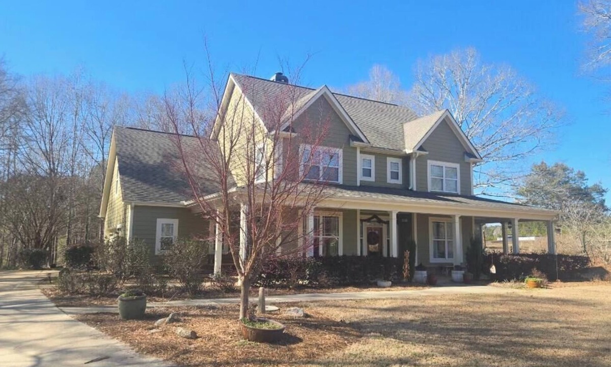 Molena House | 3-bedroom house with giant bonus room in Molena close to multiple wedding venues