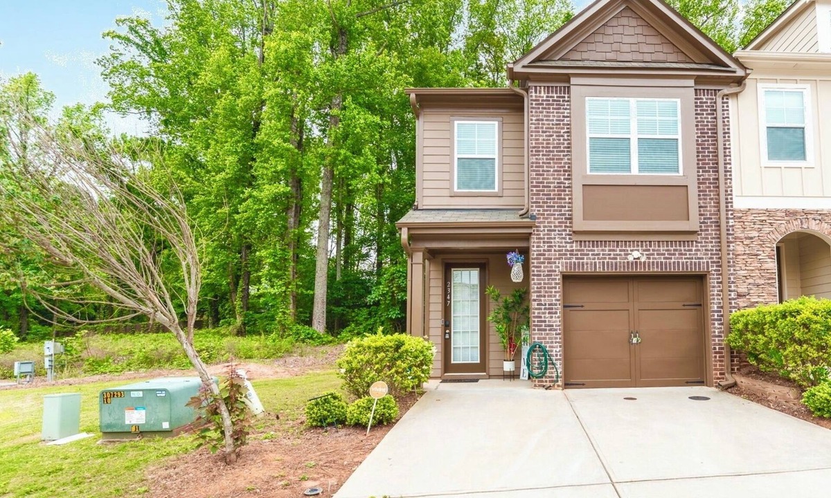 Belmont House | 3-bedroom Modern Townhome in charming Lithonia!