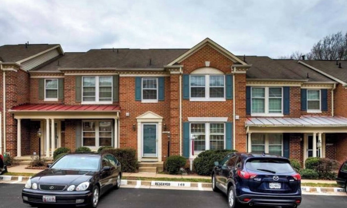 Springfield House | 3-bedroom townhome in peaceful Springfield with WiFi, AC
