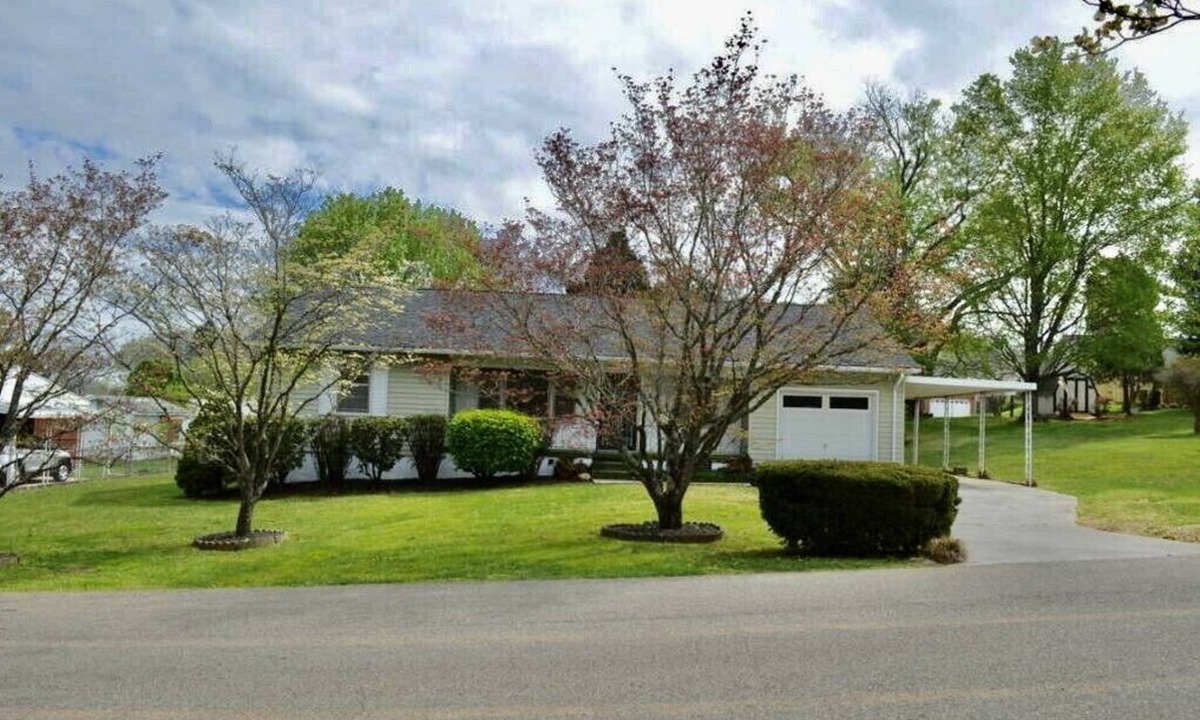 Knoxville House | 3 BR*NEAR DOWNTOWN*FENCED YARD*PET FRIENDLY*