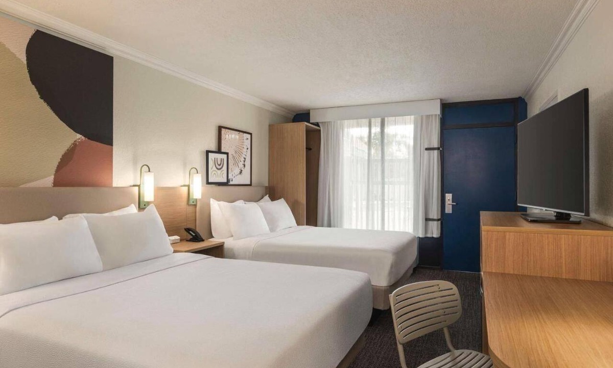 Sarasota Hotel | 3 Comfortable Rooms Perfect for Beach Getaways – Free Shuttle & Breakfast