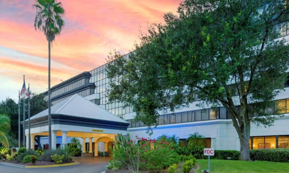 Baymeadows House | 3 Convenient Units! Onsite Pool, Parking, Breakfast, Near Orlando's Theme Parks