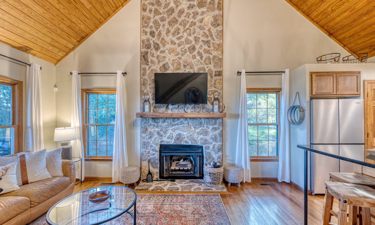 Walnut Mountain Cabin | 3 Master Suites, Hot tub, dog friendly, Long Rang Mountain Views