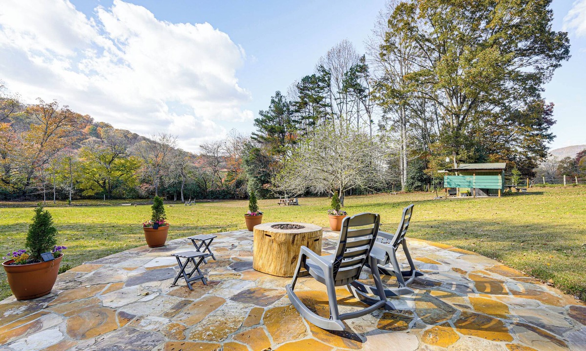 Hiawassee Cottage | 3 Mi to Hiawassee: 'Berry Cute Country Cottage'