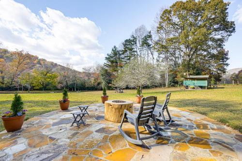 Hiawassee House | 3 Mi to Hiawassee: 'Berry Cute Country Cottage'