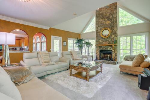 Roswell House | 3 Mi to Roswell Riverwalk: Spacious Getaway!