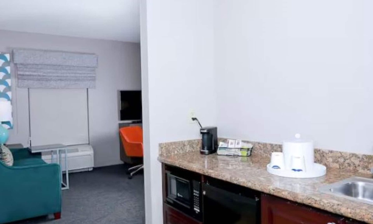 Wesley Chapel Hotel | 3 Poolside Suites Near Busch Gardens, ZooTampa, Golf & Premium Outlets