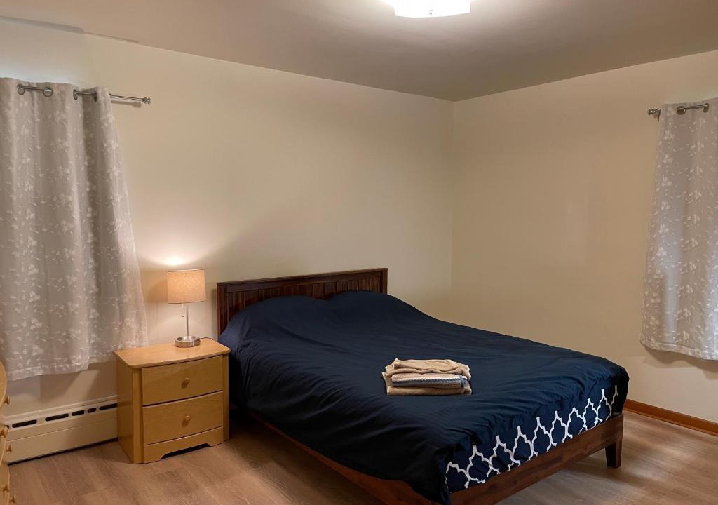 New Brunswick House | #3 QueenSize Bed bright room near New Brunswick NJ downtown