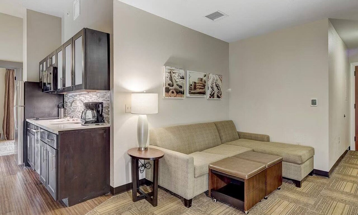 Downtown Baltimore Hotel | 3 Suites with Kitchen in Historical Building Near Baltimore Convention Center