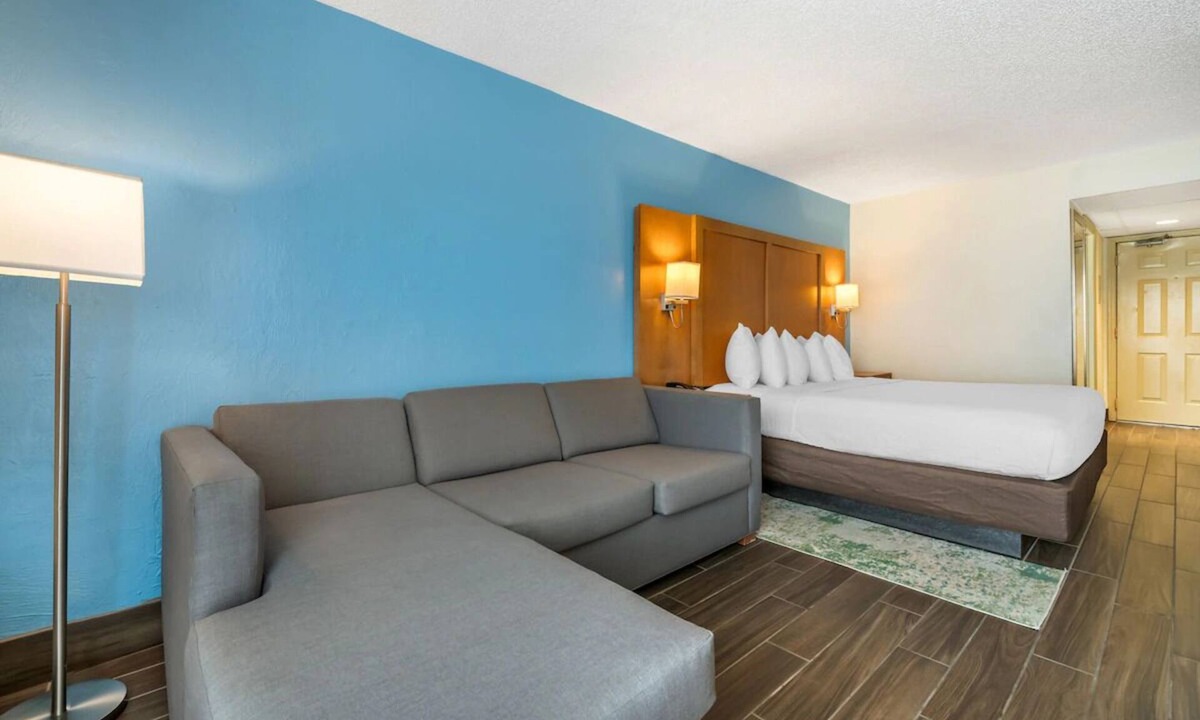 Seabreeze Park Hotel | 3 Units | Oceanfront Comfort with Pool Near Shops, Dining & Attractions