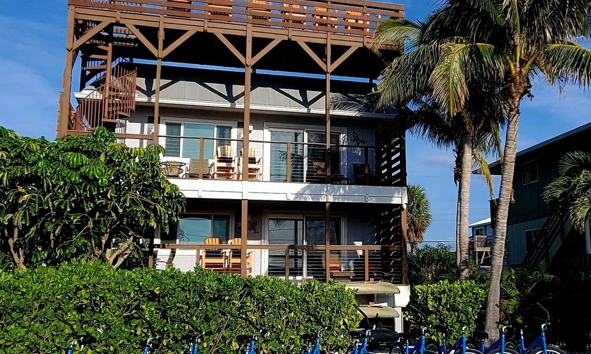 Englewood House | 30 Seconds to Beach Path! All inclusive! Kayaks, SUP's, Bikes & so much more!
