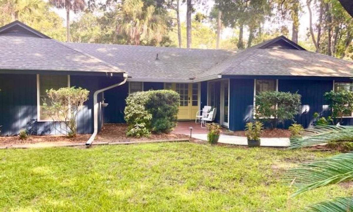 North Forest Beach House | 300 steps to the beach! - Pet Friendly Ranch Style House North Forest Beach