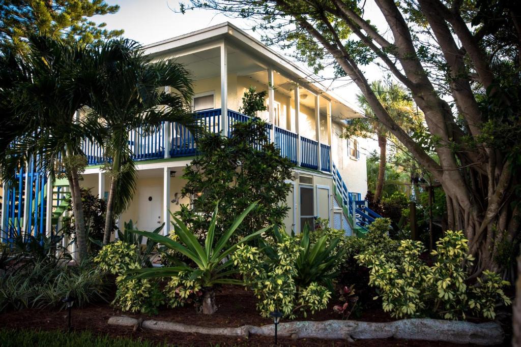 Siesta Key Village House | 323 Canal Rd - Siesta Key Village Condo