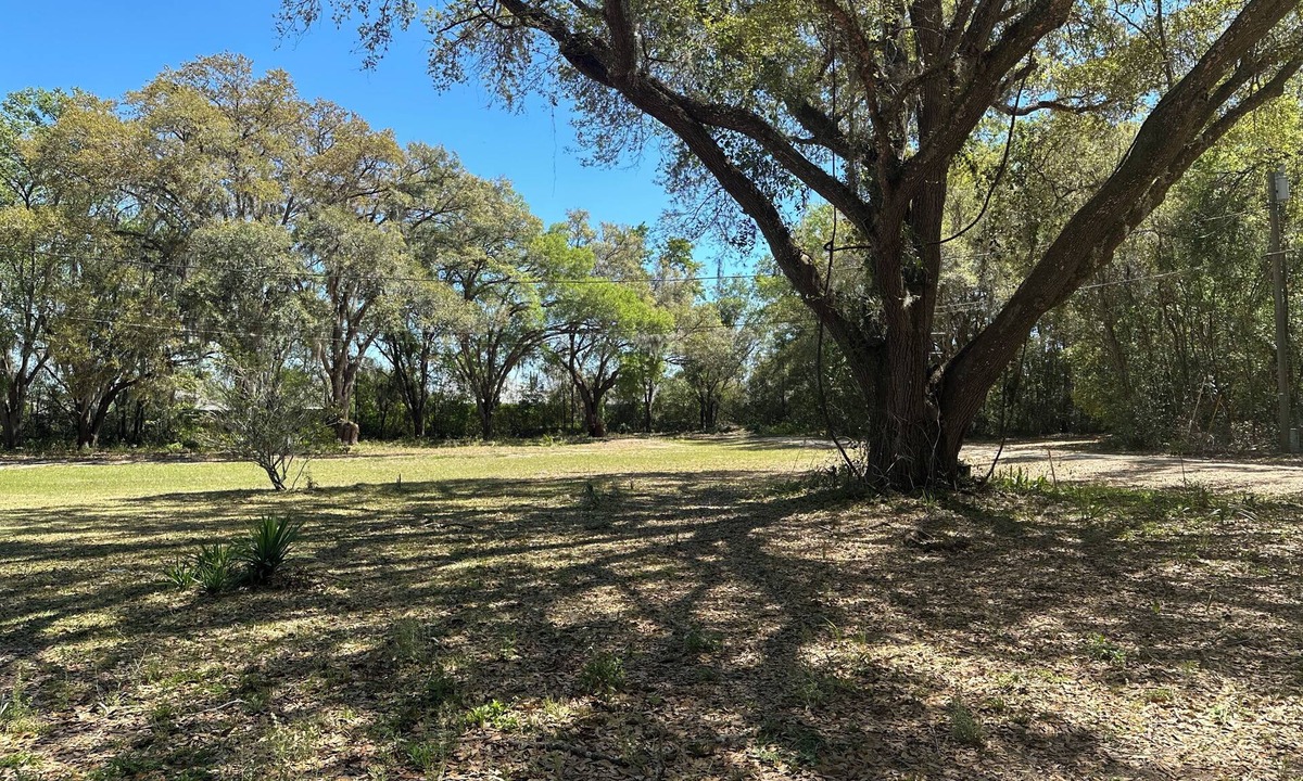 Summerfield House | 36’ Vintage Comfortable RV Screened Patio, 3 Acres 15min to Ocala & The Villages