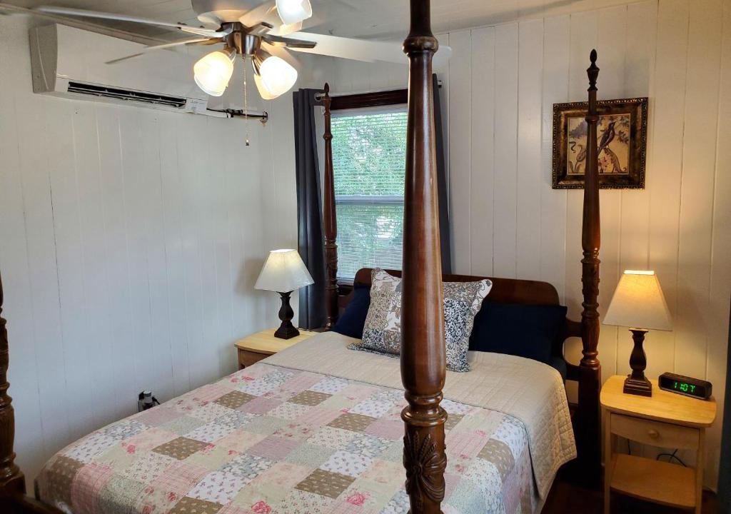 Avondale Apartment | 3864 Walsh Street Apartment