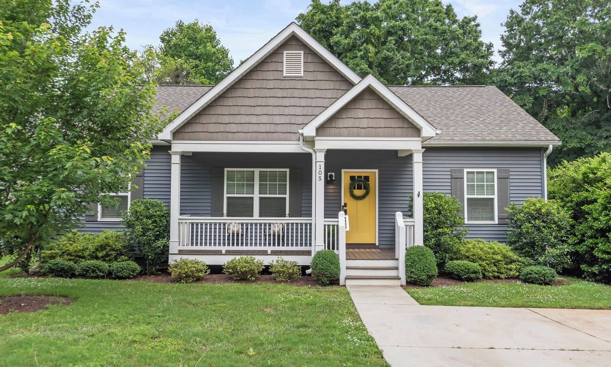 Sans Souci House | 3BD/2BA Gem .5 Miles from Cherrydale - 2 King Beds