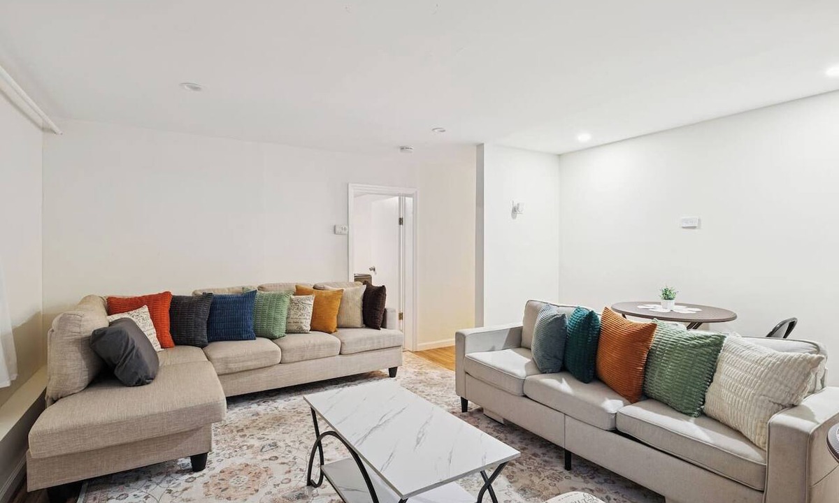 Lower Vailsburg Apartment | 3BR/2BA Home Double‑Queen Ensuite Suite Private Bath 30+ Nights Stays