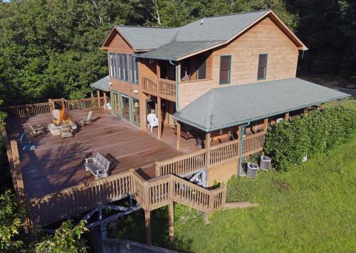 Suches House | 3BR Luxury Cabin Hot Tub, Fireplaces & Firepit