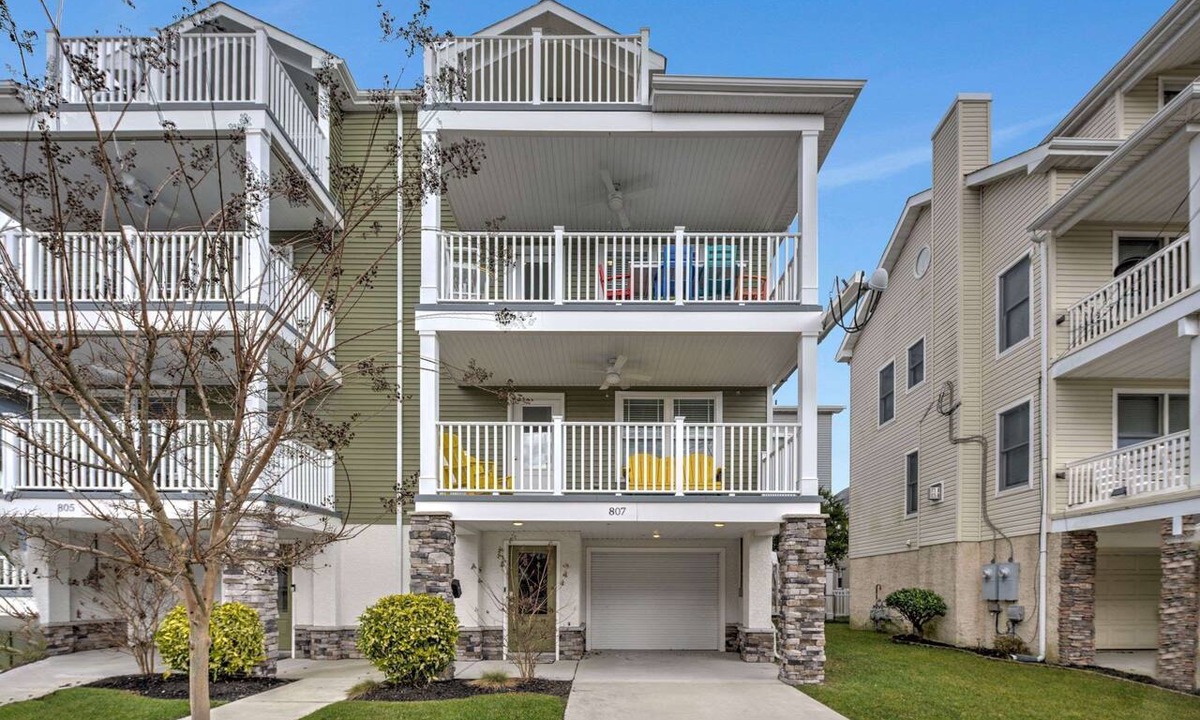 North End Condo | 3rd st Beauty w/elevator- sheets & towels incuded for a 7 plus night stay.