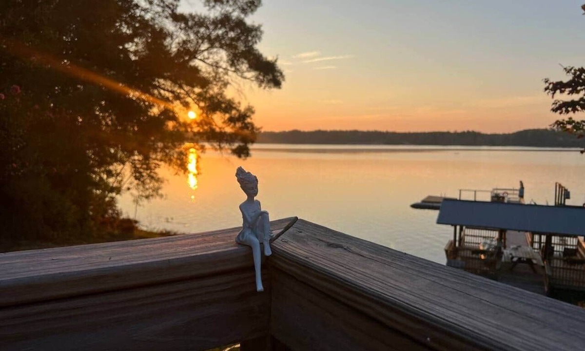 Fort Lawn House | 4.2-Acre Lakefront– Game Room，Hot Tub & Private Dock !