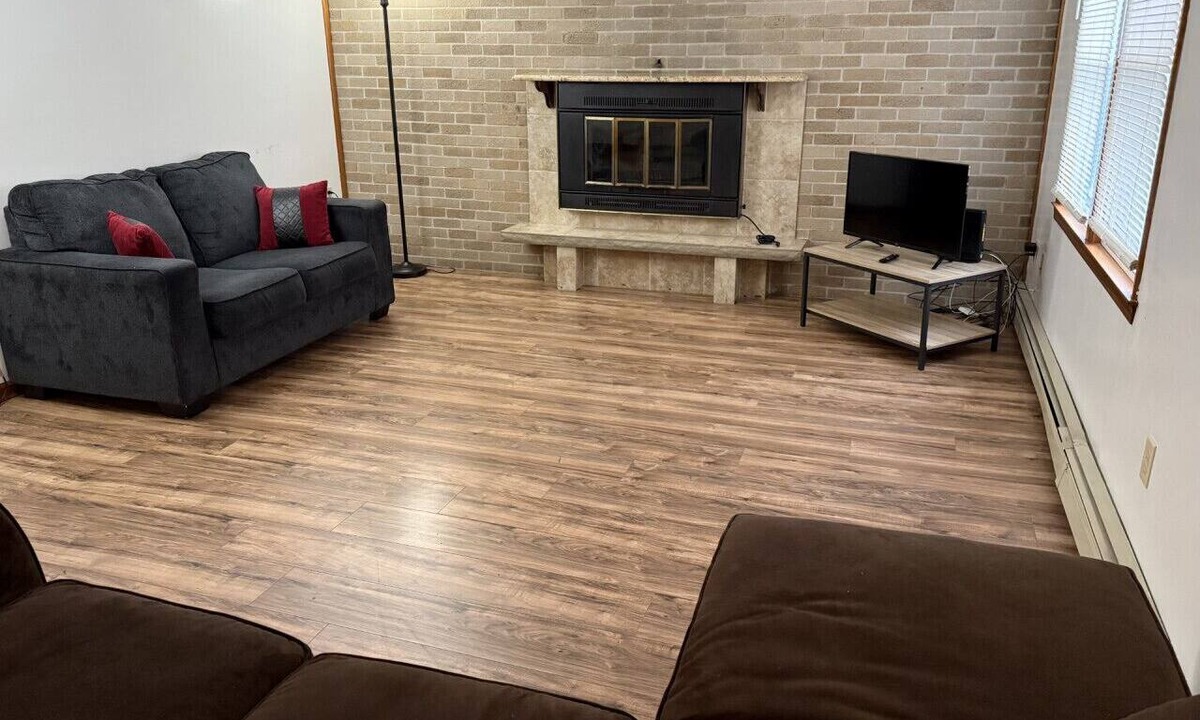 Hopelawn Apartment | 4 bed, 2 bath house, NYC train 10 min walk, MetLife Stadium 45 minutes